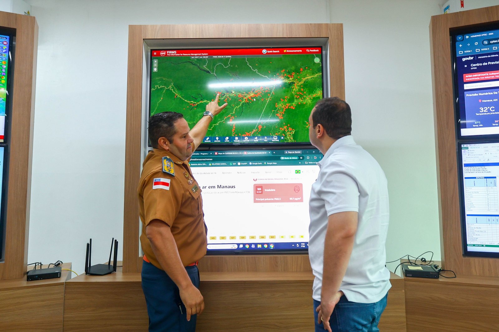 No momento, você está visualizando Roberto Cidade determina que órgãos estaduais intensifiquem combate aos incêndios no Amazonas