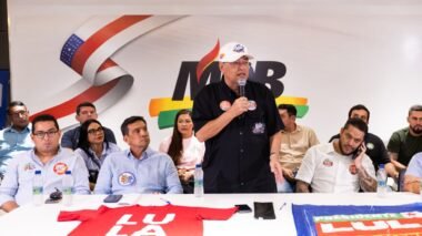 Eduardo Braga reúne frente ampla de prefeitos, parlamentares e lideranças de diferentes partidos e convoca grande ato por Lula e Omar neste domingo