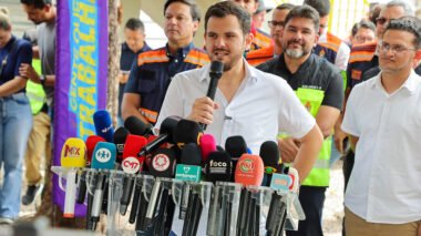 Prefeito Renato Junior entrega passarela na avenida Torquato Tapajós utilizada diariamente por 4,5 mil pessoas e confirma elevadores para garantir acessibilidade a PcDs 