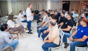 Leia mais sobre o artigo Após reunir apoio dos 62 prefeitos, Omar amplia aliança na capital com 37 vereadores