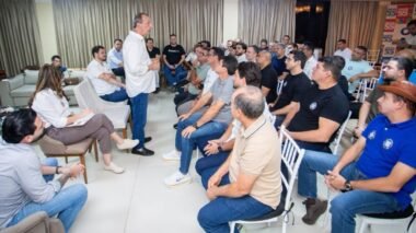 Após reunir apoio dos 62 prefeitos, Omar amplia aliança na capital com 37 vereadores